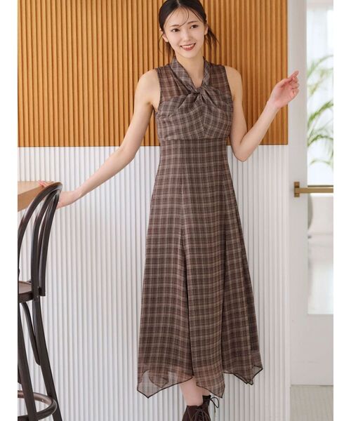 MERCURYDUO(マーキュリーデュオ)の「ツイストネックチェック柄ワンピース(ワンピース・レディース・ブラウン/ブラック・SMALL/MEDIUM)」の9枚目の写真