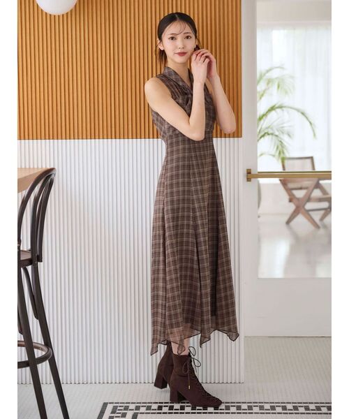 MERCURYDUO(マーキュリーデュオ)の「ツイストネックチェック柄ワンピース(ワンピース・レディース・ブラウン/ブラック・SMALL/MEDIUM)」の10枚目の写真