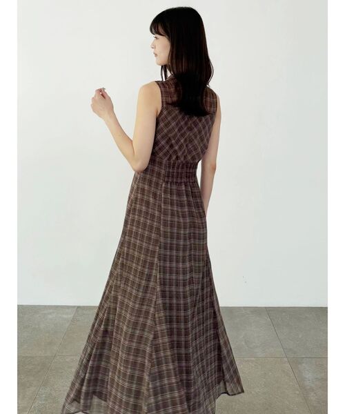 MERCURYDUO(マーキュリーデュオ)の「ツイストネックチェック柄ワンピース(ワンピース・レディース・ブラウン/ブラック・SMALL/MEDIUM)」の13枚目の写真