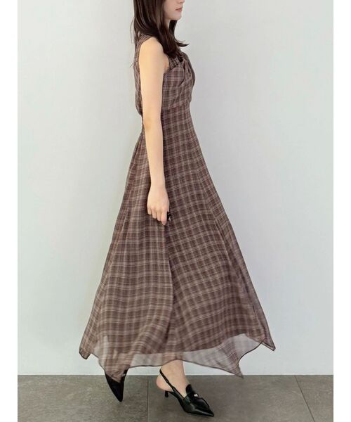 MERCURYDUO(マーキュリーデュオ)の「ツイストネックチェック柄ワンピース(ワンピース・レディース・ブラウン/ブラック・SMALL/MEDIUM)」の14枚目の写真