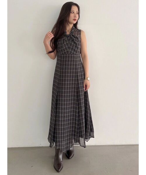 MERCURYDUO(マーキュリーデュオ)の「ツイストネックチェック柄ワンピース(ワンピース・レディース・ブラウン/ブラック・SMALL/MEDIUM)」の16枚目の写真