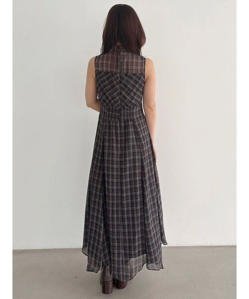 MERCURYDUO(マーキュリーデュオ)の「ツイストネックチェック柄ワンピース(ワンピース・レディース・ブラウン/ブラック・SMALL/MEDIUM)」の17枚目の写真