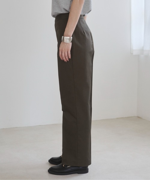 ANGIE(アンジー)の「センタープレススリムストレートスラックス(スラックス・レディース・カーキ・マルチサイズ)」の2枚目の写真