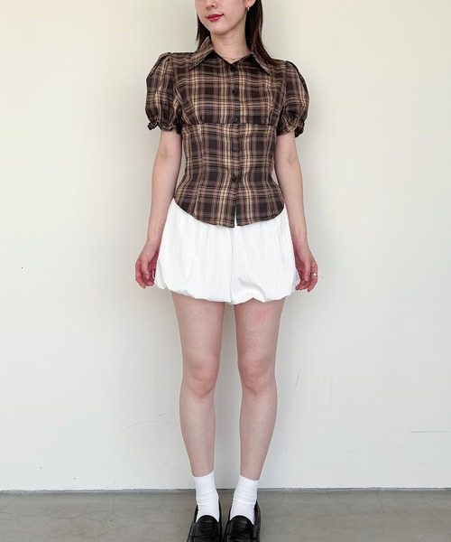 ENLIKE（エンリケ）の「パフショートスリーブタイトチェックシャツ（シャツ/ブラウス・レディース・ブラック系その他/ブラウン系その他・FREE）」の3枚目の写真