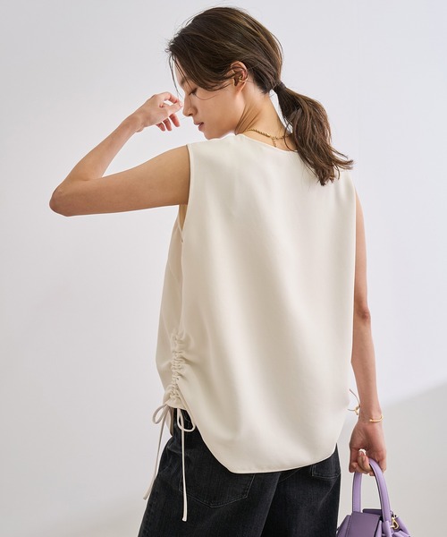 ROPE'(ロペ)の「【WEB・一部店舗限定】バックサテンドロストVネックブラウス/洗える(シャツ/ブラウス・レディース・ホワイト/ブラック・FREE)」の2枚目の写真