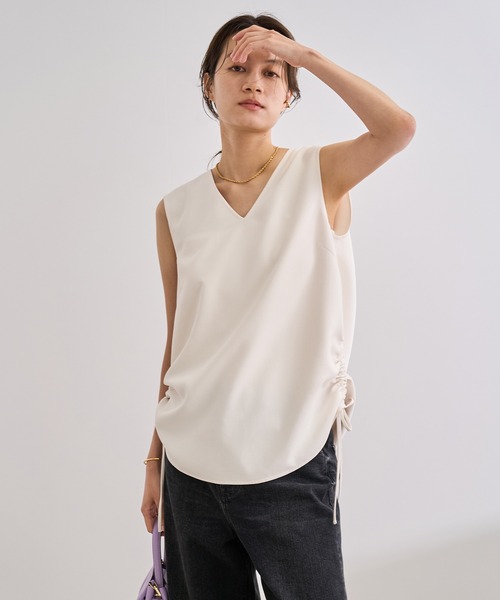 ROPE'(ロペ)の「【WEB・一部店舗限定】バックサテンドロストVネックブラウス/洗える(シャツ/ブラウス・レディース・ホワイト/ブラック・FREE)」の4枚目の写真