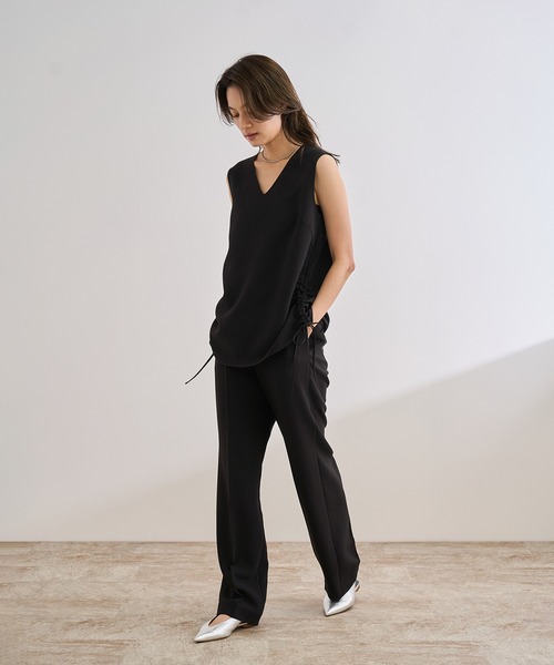 ROPE'(ロペ)の「【WEB・一部店舗限定】バックサテンドロストVネックブラウス/洗える(シャツ/ブラウス・レディース・ホワイト/ブラック・FREE)」の6枚目の写真