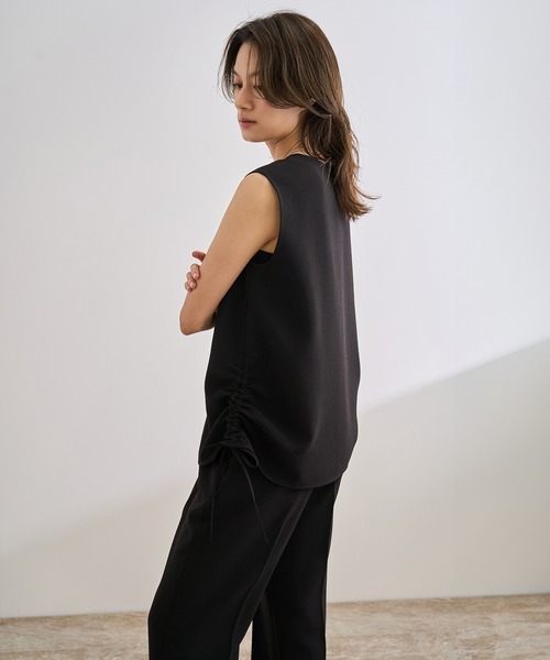 ROPE'(ロペ)の「【WEB・一部店舗限定】バックサテンドロストVネックブラウス/洗える(シャツ/ブラウス・レディース・ホワイト/ブラック・FREE)」の7枚目の写真