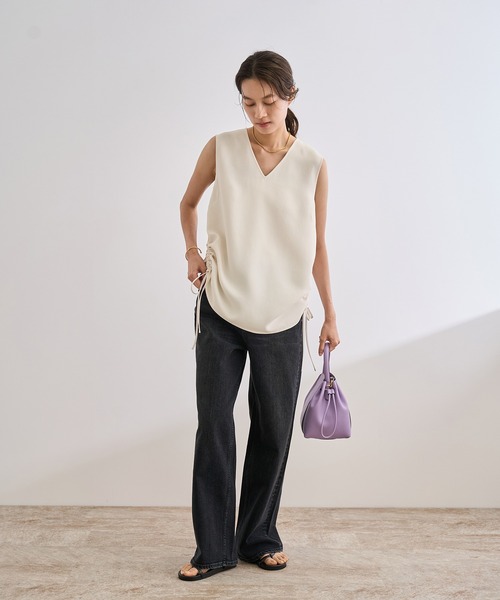 ROPE'(ロペ)の「【WEB・一部店舗限定】バックサテンドロストVネックブラウス/洗える(シャツ/ブラウス・レディース・ホワイト/ブラック・FREE)」の8枚目の写真