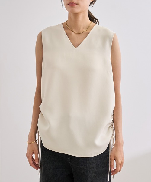 ROPE'(ロペ)の「【WEB・一部店舗限定】バックサテンドロストVネックブラウス/洗える(シャツ/ブラウス・レディース・ホワイト/ブラック・FREE)」の12枚目の写真