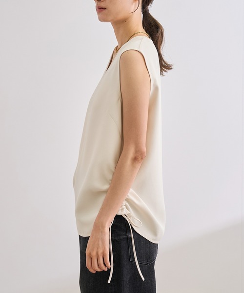 ROPE'(ロペ)の「【WEB・一部店舗限定】バックサテンドロストVネックブラウス/洗える(シャツ/ブラウス・レディース・ホワイト/ブラック・FREE)」の13枚目の写真