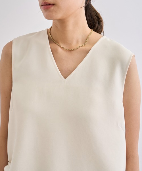 ROPE'(ロペ)の「【WEB・一部店舗限定】バックサテンドロストVネックブラウス/洗える(シャツ/ブラウス・レディース・ホワイト/ブラック・FREE)」の15枚目の写真