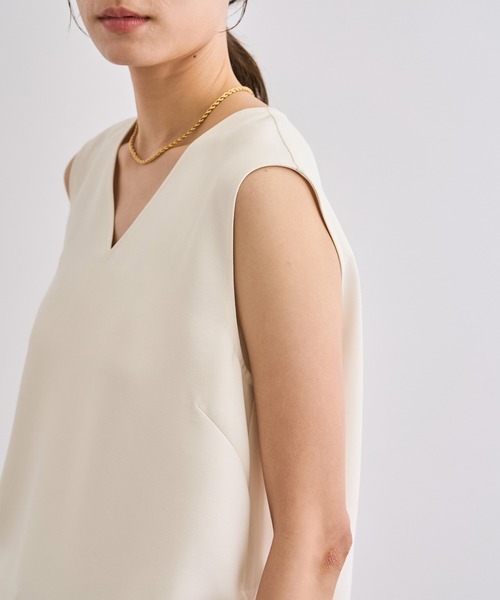 ROPE'(ロペ)の「【WEB・一部店舗限定】バックサテンドロストVネックブラウス/洗える(シャツ/ブラウス・レディース・ホワイト/ブラック・FREE)」の16枚目の写真