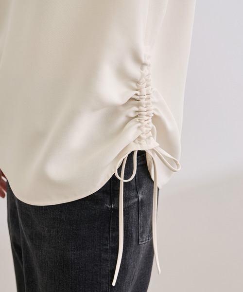 ROPE'(ロペ)の「【WEB・一部店舗限定】バックサテンドロストVネックブラウス/洗える(シャツ/ブラウス・レディース・ホワイト/ブラック・FREE)」の17枚目の写真
