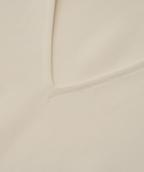 ROPE'(ロペ)の「【WEB・一部店舗限定】バックサテンドロストVネックブラウス/洗える(シャツ/ブラウス・レディース・ホワイト/ブラック・FREE)」の18枚目の写真