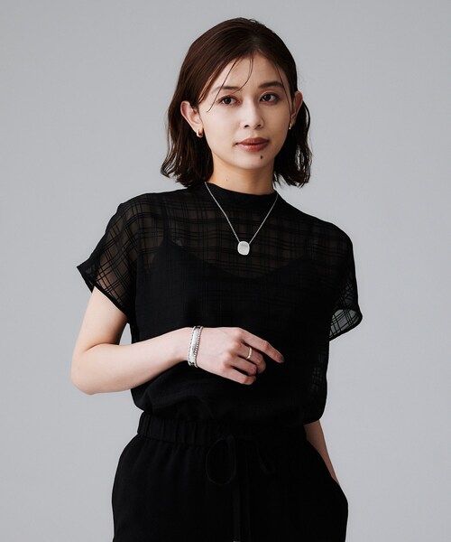 UNTITLED（アンタイトル）の「【シアー】チェックスタンドネックブラウス（シャツ/ブラウス・レディース・ブラック/ボルドー/アイボリー・44/48/50/00/02/04）」の2枚目の写真