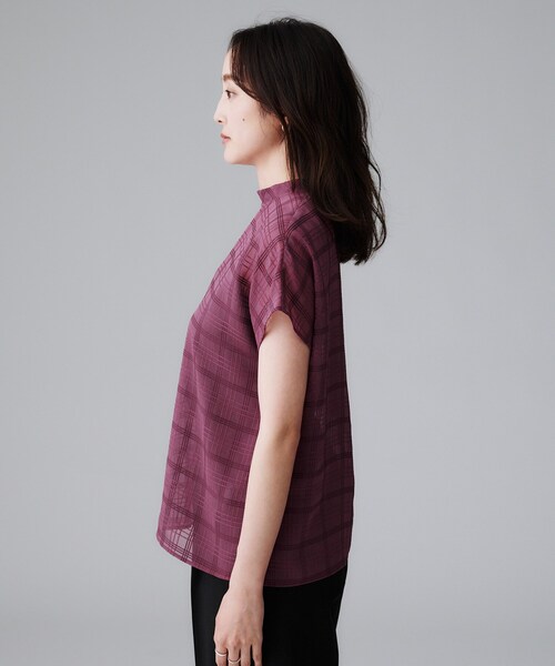 UNTITLED（アンタイトル）の「【シアー】チェックスタンドネックブラウス（シャツ/ブラウス・レディース・ブラック/ボルドー/アイボリー・44/48/50/00/02/04）」の11枚目の写真