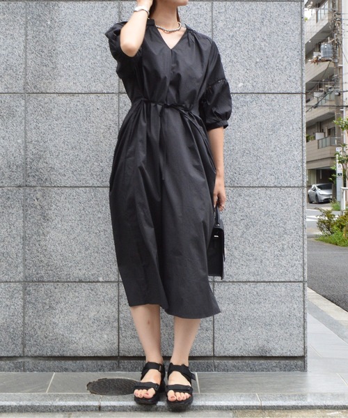&soiree(アンドソワレ)の「【&soiree】ボリュームスリーブキーネックワンピース(ワンピース・レディース・モカ/ホワイト/ブラック・FREE)」の2枚目の写真