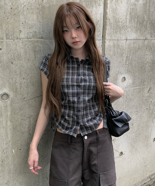 anyonemore（エニワンモア）の「サイドギャザーチェック柄半袖シャツ（シャツ/ブラウス・レディース・ブラック/ブラウン・FREE）」の9枚目の写真
