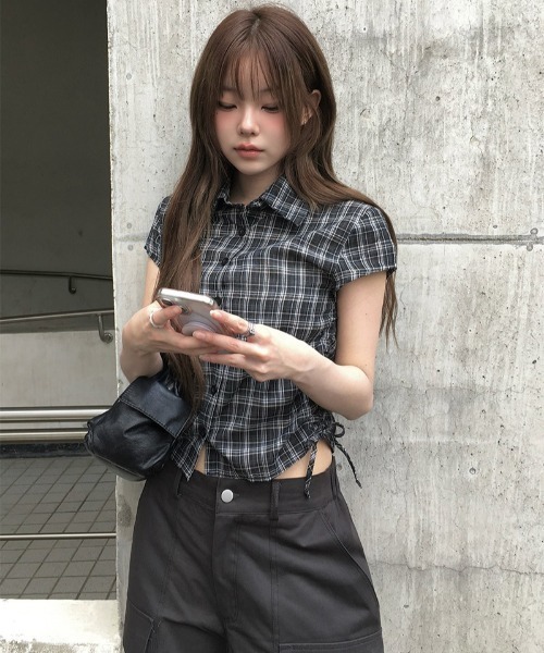 anyonemore（エニワンモア）の「サイドギャザーチェック柄半袖シャツ（シャツ/ブラウス・レディース・ブラック/ブラウン・FREE）」の3枚目の写真