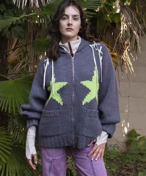 kotohayokozawa（コトハヨコザワ）の「【kotohayokozawa】LACE-UP LOWGAGE COWICHAN SWEATER（カーディガン/ボレロ・レディース・チャコールグレー/サックスブルー/ホワイト・FREE）」の4枚目の写真