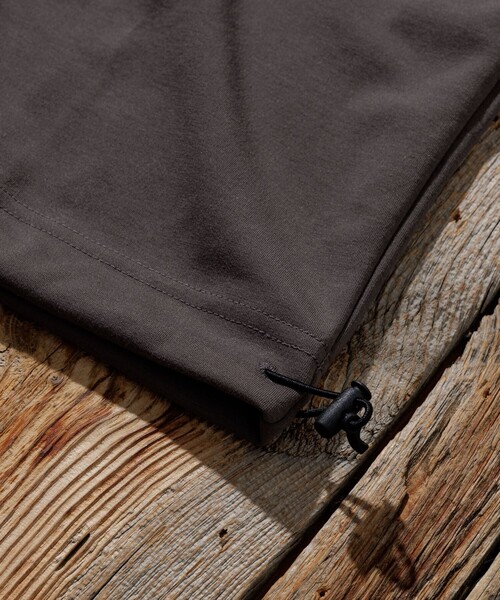 NANGA(ナンガ)の「NANGA/ナンガ 別注 neo-PRO スピンドル ポケット ロングスリーブTシャツ/日本製/遮熱/UVカット/吸水速乾/リラックスフィット(Tシャツ/カットソー・メンズ・ホワイト/チャコールグレー/ブラック/ブラウン・SMALL/MEDIUM/LARGE/X-LARGE)」の13枚目の写真