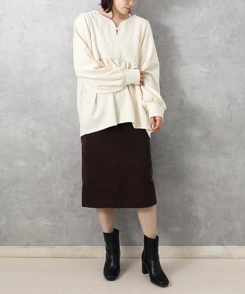 Bleu Bleuet(ブルーブルーエ)の「【ZOZO限定】ウェーブ切替ペプラムトップス(スウェット・レディース・アイボリー/ブラック・FREE)」の1枚目の写真