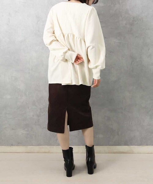 Bleu Bleuet(ブルーブルーエ)の「【ZOZO限定】ウェーブ切替ペプラムトップス(スウェット・レディース・アイボリー/ブラック・FREE)」の6枚目の写真