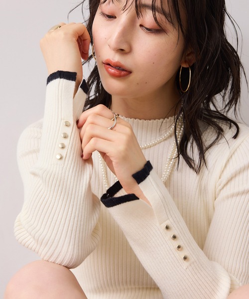 VIS（ビス）の「【美得】スリーブ釦アクセントリブニット/WEB限定FSサイズ・静電気防止（ニット/セーター・レディース・グレー/オフホワイト/ブラック/ホワイト系その他5/サックスブルー/レッド/キナリ/ブラウン系その他2・FS/FREE）」の3枚目の写真