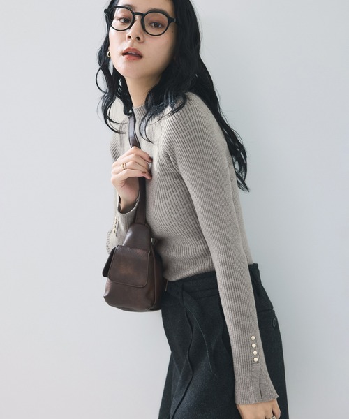 VIS（ビス）の「【美得】スリーブ釦アクセントリブニット/WEB限定FSサイズ・静電気防止（ニット/セーター・レディース・グレー/オフホワイト/ブラック/ホワイト系その他5/サックスブルー/レッド/キナリ/ブラウン系その他2・FS/FREE）」の14枚目の写真