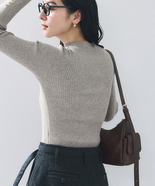VIS（ビス）の「【美得】スリーブ釦アクセントリブニット/WEB限定FSサイズ・静電気防止（ニット/セーター・レディース・グレー/オフホワイト/ブラック/ホワイト系その他5/サックスブルー/レッド/キナリ/ブラウン系その他2・FS/FREE）」の15枚目の写真