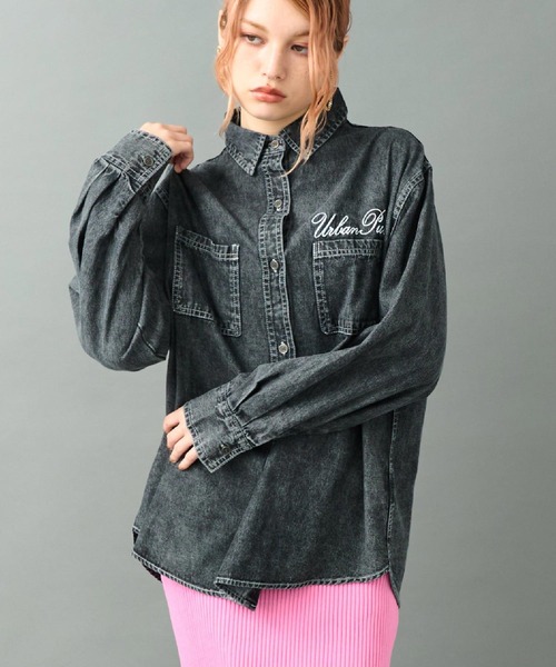 ANAP（アナップ）の「ケミカルウォッシュ 刺繍 オーバーサイズ デニム シャツ（シャツ/ブラウス・レディース・ブラック/ブルー・F）」の2枚目の写真