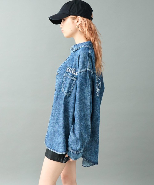 ANAP（アナップ）の「ケミカルウォッシュ 刺繍 オーバーサイズ デニム シャツ（シャツ/ブラウス・レディース・ブラック/ブルー・F）」の9枚目の写真
