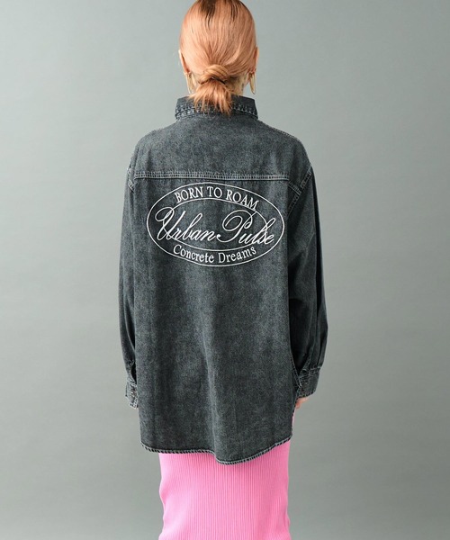 ANAP（アナップ）の「ケミカルウォッシュ 刺繍 オーバーサイズ デニム シャツ（シャツ/ブラウス・レディース・ブラック/ブルー・F）」の13枚目の写真