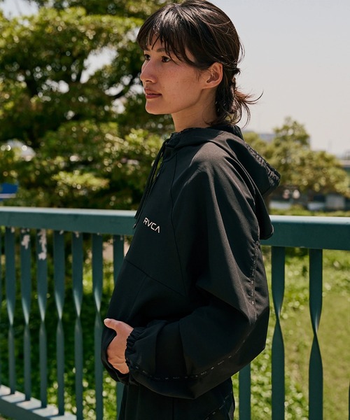 RVCA(ルーカ)の「RVCA レディース MINI RVCA TECH JACKET ジャケット 【2025年秋冬モデル】 @autumn/ルーカ撥水ジップアップブルゾン(ブルゾン・レディース・オフホワイト/ブラック・LARGE/MEDIUM/SMALL)」の5枚目の写真