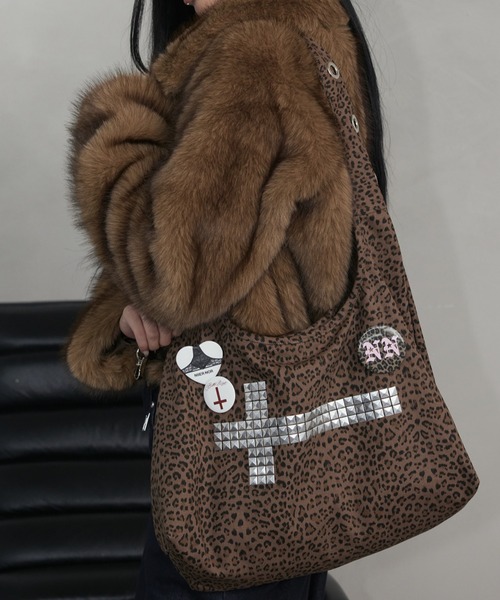 NIIER NOR（ニアノア）の「A'GEM/9 × .kom 『NIIER NOR/ニアノア』 CROSS STUD SHOULDER BAG/クロススタッズ ショルダー バッグ（ショルダーバッグ・レディース・グレー/レオパード・FREE）」の2枚目の写真
