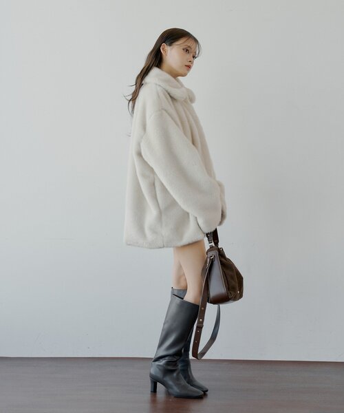 Chico（チコ）の「金釦ミディアム丈ファーコート（その他アウター・レディース・ベージュ/ブラウン/アイボリー・FREE）」の5枚目の写真