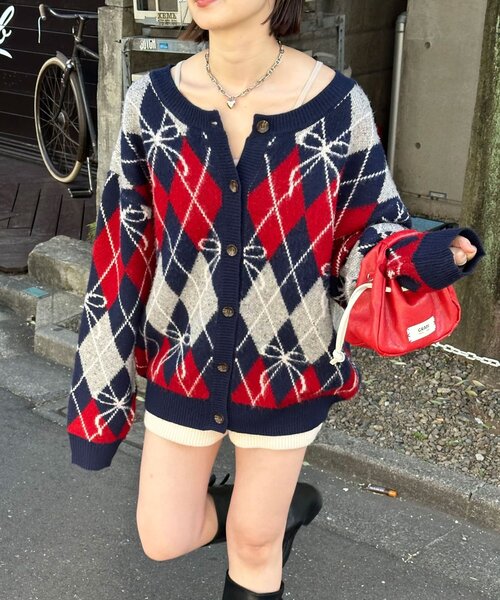 CIAOPANIC（チャオパニック）の「リボンアーガイルニットカーディガン（カーディガン/ボレロ・レディース・アイボリー/レッド/グリーン/ネイビー/オレンジ/マスタード・ONE SIZE）」の4枚目の写真