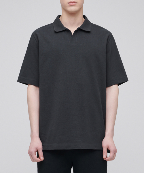 MUSINSA STANDARD(ムシンサスタンダード)の「スリットネックピケポロシャツ【ダークグレー】(ポロシャツ・メンズ・その他・X-LARGE/SMALL/MEDIUM/LARGE/XX-LARGE)」の1枚目の写真