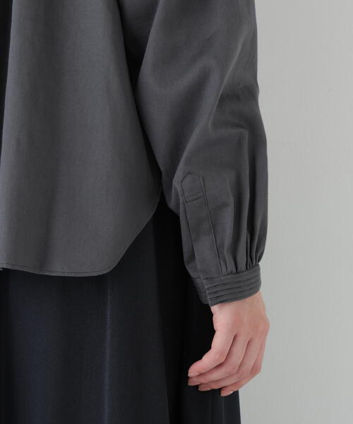 human woman（ヒューマンウーマン）の「◆ピンタックバンドカラーブラウス（シャツ/ブラウス・レディース・グレー系その他/ホワイト・MEDIUM）」の21枚目の写真