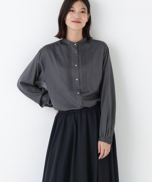 human woman（ヒューマンウーマン）の「◆ピンタックバンドカラーブラウス（シャツ/ブラウス・レディース・グレー系その他/ホワイト・MEDIUM）」の2枚目の写真