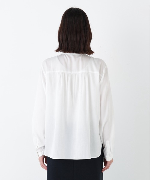 human woman（ヒューマンウーマン）の「◆ピンタックバンドカラーブラウス（シャツ/ブラウス・レディース・グレー系その他/ホワイト・MEDIUM）」の3枚目の写真