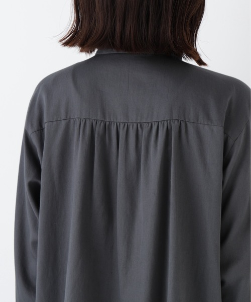 human woman（ヒューマンウーマン）の「◆ピンタックバンドカラーブラウス（シャツ/ブラウス・レディース・グレー系その他/ホワイト・MEDIUM）」の6枚目の写真