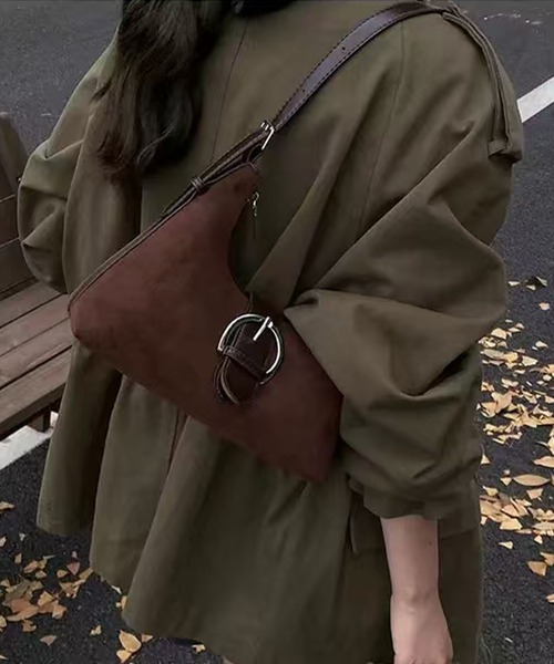 NuNuNa(ヌヌナ)の「【NuNuNa】2WAYスエードタッチ バックルショルダーバッグ/ハンドバッグ(ショルダーバッグ・レディース・ダークブラウン/ブラウン/レッド/ブラック・FREE)」の2枚目の写真