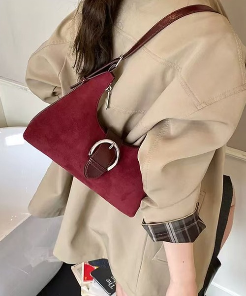 NuNuNa(ヌヌナ)の「【NuNuNa】2WAYスエードタッチ バックルショルダーバッグ/ハンドバッグ(ショルダーバッグ・レディース・ダークブラウン/ブラウン/レッド/ブラック・FREE)」の4枚目の写真