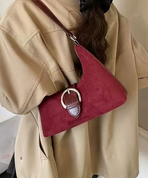 NuNuNa(ヌヌナ)の「【NuNuNa】2WAYスエードタッチ バックルショルダーバッグ/ハンドバッグ(ショルダーバッグ・レディース・ダークブラウン/ブラウン/レッド/ブラック・FREE)」の7枚目の写真