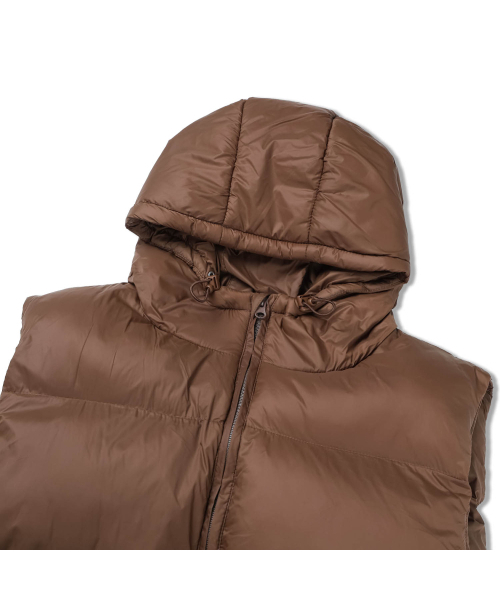 セール】エッセンシャルライトダウンベスト (ブラウン)（ダウンベスト