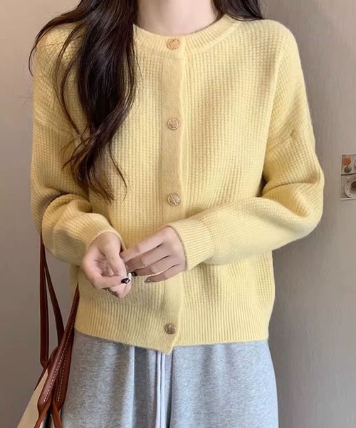 meJane（ミージェーン）の「金ボタンクルーネック ニットカーディガン（カーディガン/ボレロ・レディース・ホワイト/ライトベージュ/ライトブルー/ライトピンク/ライトイエロー・FREE）」の4枚目の写真
