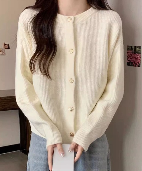 meJane（ミージェーン）の「金ボタンクルーネック ニットカーディガン（カーディガン/ボレロ・レディース・ホワイト/ライトベージュ/ライトブルー/ライトピンク/ライトイエロー・FREE）」の2枚目の写真