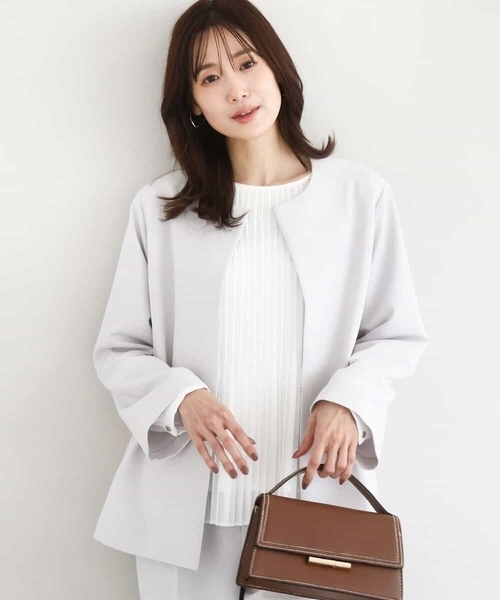 MK MICHEL KLEIN（エムケーミッシェルクラン）の「ダブルクロス テントラインノーカラージャケット/セットアップ対応/防シワ/ストレッチ/洗える（ノーカラージャケット・レディース・グレイッシュベージュ/ネイビー・38）」の2枚目の写真